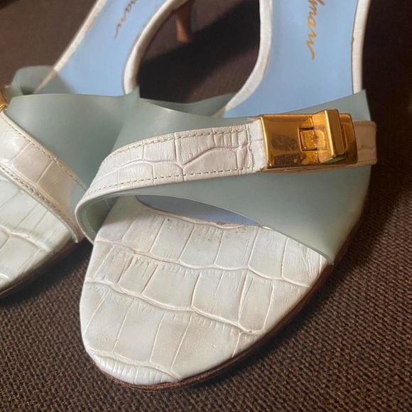 Beautiful mint green and white kitten heels #kittenheels
Size 6-7 - Picture 4 of 5